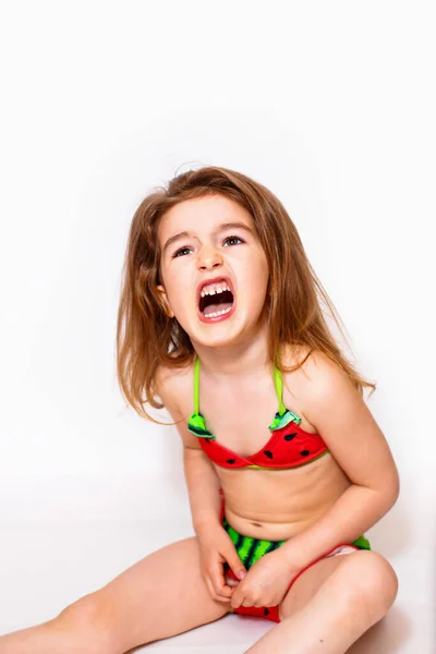 Ein Mädchen Badeanzug Mit Wassermelonenmuster Schreit Mit Einem Unzufriedenen Gesicht — Stockfoto