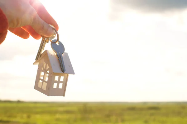 Weiße Holzfigur Eines Hauses Und Schlüssel Der Hand Vor Dem — Stockfoto