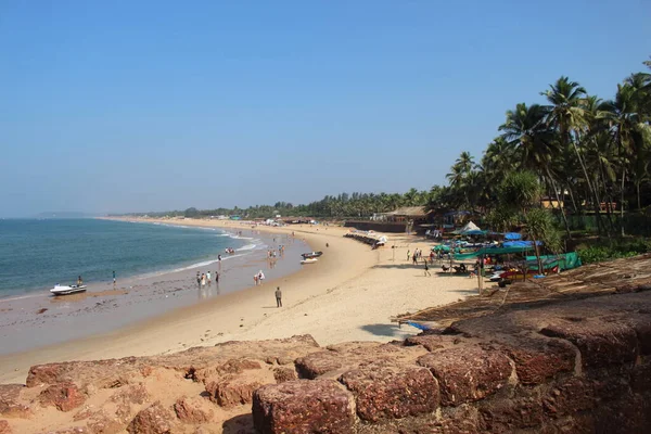 Goa India Enero 2017 Gente Camina Por Playa Sinquerim Largo —  Fotos de Stock