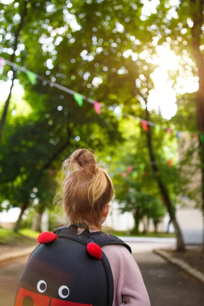 Una Ragazzina Caucasica Uniforme Scolastica Con Uno Zaino Guarda Strada — Foto Stock