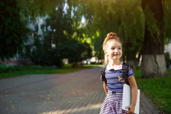 Liten Flicka Med Kaukasiskt Utseende Skoluniform Med Ryggsäck Och Boken — Stockfoto