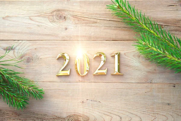 Arany Számok 2021 Egy Háttér Karácsonyi Díszek Zöld Ágak Lucfenyő — Stock Fotó