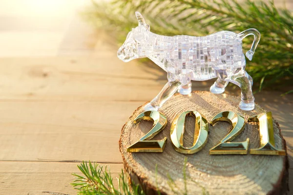 Feliz Año Nuevo 2021 Vidrio Toro Símbolo Metálico Del Año — Foto de Stock