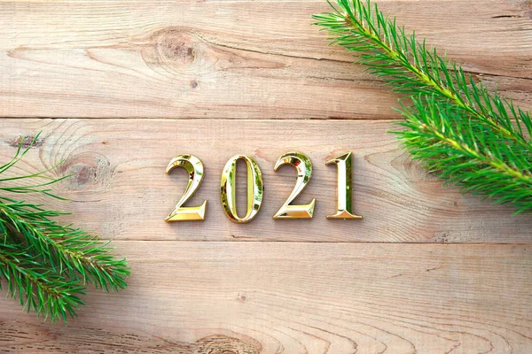 Números Oro 2021 Sobre Fondo Madera Con Decoraciones Navideñas Ramas —  Fotos de Stock