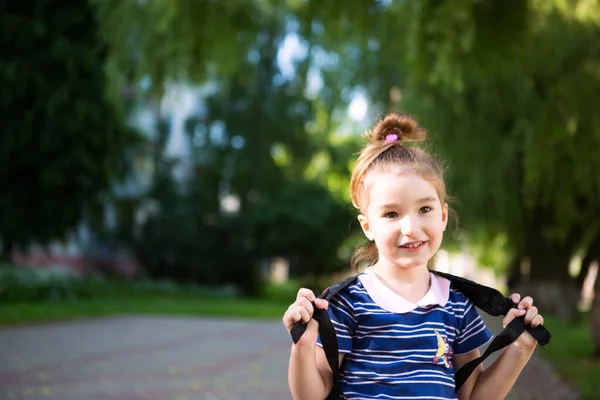 Una Bambina Aspetto Caucasico Uniforme Scolastica Con Uno Zaino Guarda — Foto Stock