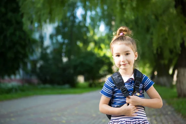 Liten Flicka Med Kaukasiskt Utseende Skoluniform Med Ryggsäck Tittar Ramen — Stockfoto