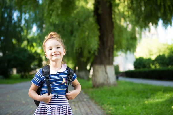 Una Bambina Aspetto Caucasico Uniforme Scolastica Con Uno Zaino Guarda — Foto Stock