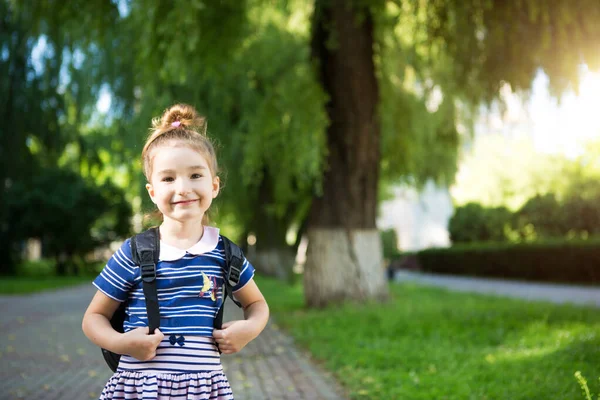 Una Bambina Aspetto Caucasico Uniforme Scolastica Con Uno Zaino Guarda — Foto Stock