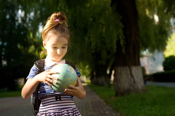 Una Ragazza Una Scuola Elementare Aspetto Caucasico Con Uno Zaino — Foto Stock