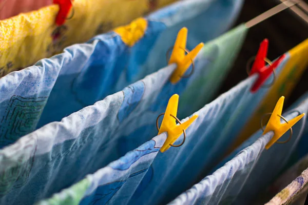 Roupa Cama Limpa Colorida Toalhas Após Lavagem São Penduradas Nas — Fotografia de Stock