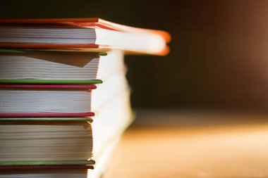 Bir yığın kitabın yakın çekimi. Evde kitap okuma, eğitim ve okul enstitüsü, okula dönme, kütüphane. Metin ve arkaplan için boşluk.