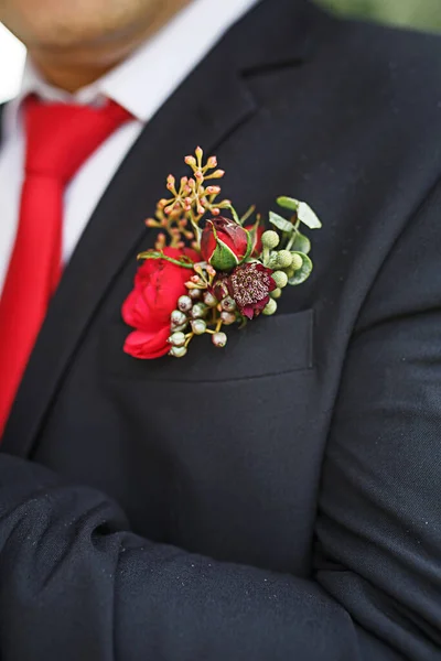 Vőlegény Esküvői Boutonniere Zamatos Piros Virágok Fekete Kabátban Piros Nyakkendővel — Stock Fotó
