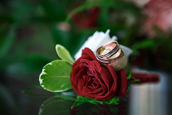 Sötétvörös Rózsa Volt Vőlegény Boutonniere Jében Két Arany Jegygyűrűvel Menyasszony — Stock Fotó