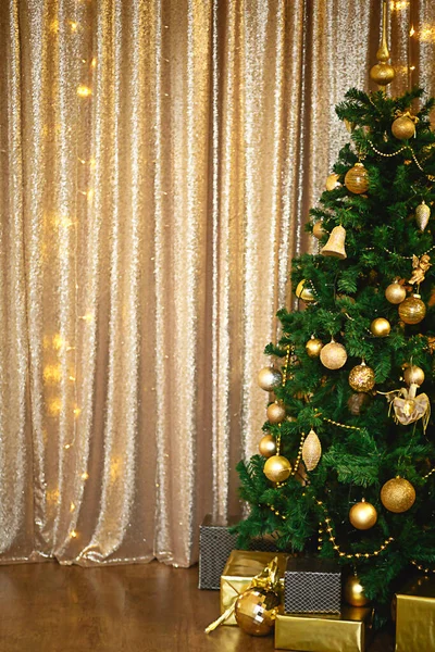 Рождественская Зеленая Искусственная Ель Золотой Комнате Гирляндами Украшенными Золотыми Шариками — стоковое фото