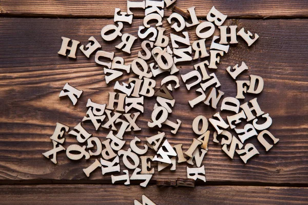 Letras Del Alfabeto Inglés Sobre Fondo Madera Oscura Concepto Educación —  Fotos de Stock