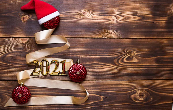 2021 Számokkal Ellátott Arany Szalagból Készült Karácsonyfát Vörös Lufikkal Díszítik — Stock Fotó