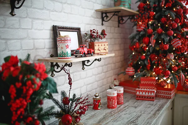 白いリビングルームで赤と白の装飾が施されたクリスマスツリーの下の箱の中の贈り物 ヨーロッパスタイル キッチンの装飾 テキスト 選択的フォーカスのためのスペース — ストック写真