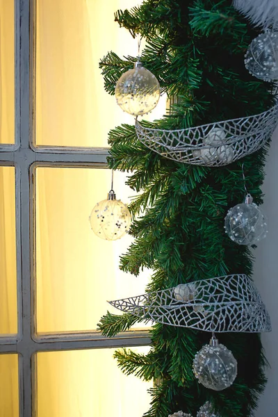 Рождественские Украшения Еловых Ветвей Белых Прозрачных Шариков Лент Обрамляют Окно — стоковое фото
