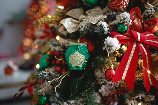 Рождественский Декор Искусственная Елка Крупным Планом Красные Зеленые Игрушки Ленты — стоковое фото