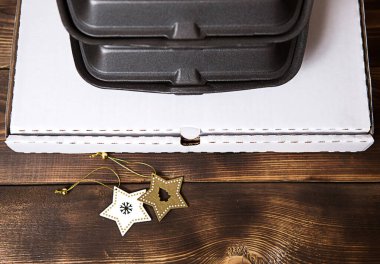 Yemek servisi konteynırları ve pizza kutusunun Noel süsleri. Yılbaşı arifesi terfisi. Hazır sipariş, tek kullanımlık plastik ve kağıt ambalaj. Bayramlarda yemek şirketinde çalışıyorum. Kopyalama alanı