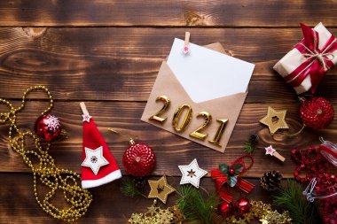 Noel Baba 'ya yazılmış 2021 numaralı mektup, Noel Baba' nın dilek listesi, yeni yıl rüyası, hediye. Düz konum, telif alanı