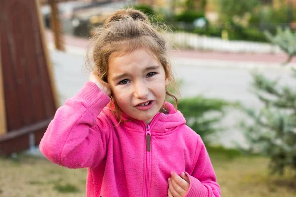 Ein Kleines Mädchen Rosafarbenen Kapuzenpulli Mit Traurigem Und Tränenüberströmtem Gesicht — Stockfoto