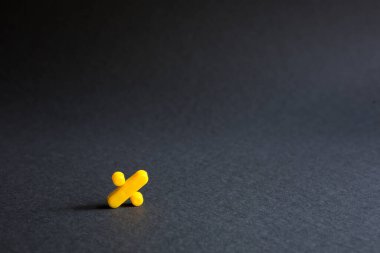 Siyah arka planda yüzde sarı plastik tabela. Kara Cuma, indirimler, satış, alışveriş, faiz, iş. Metin için boşluk