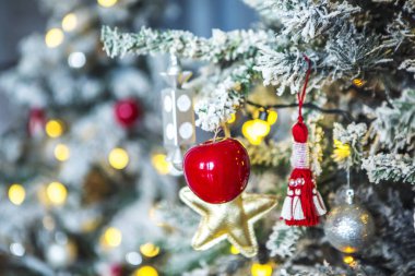 Pins ve iğneler dekorasyon Noel oyuncaklar ve çelenk sarı ışık ile beyaz frost ile Noel ağacı.