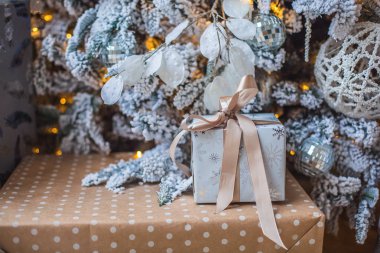 Ağacın altına hediyeler vardır. Beyaz ve Gümüş renklerde dekor