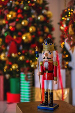 Yeni yıl sahne. Fındıkkıran Noel ışıkları arka plan üzerinde şekil