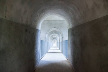 Infinity kapılar bakış açısı ile askıya alınmış gri su kemeri