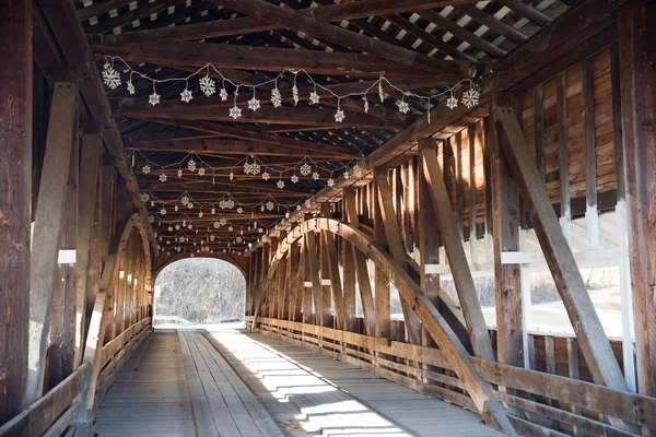 Američan Pokryté Dřevo Most Slunný Zimní Den — Stock fotografie