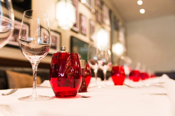 Restaurante Mesa Decoração Vidro Vermelho Com Fundo Desfocado — Fotografia de Stock