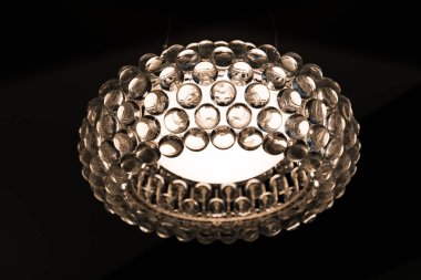 Yuvarlak tavan aydınlatma restoranda geceleri loş