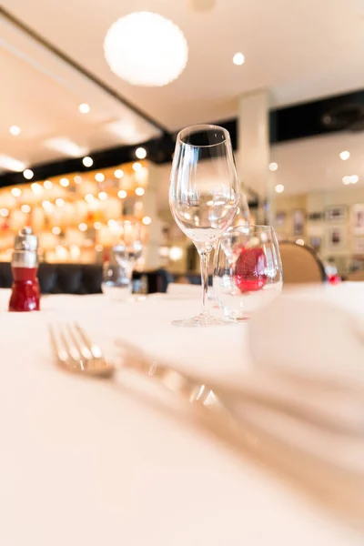 Restaurant Tafel Met Glazen Bestek Met Onscherpe Achtergrond — Stockfoto