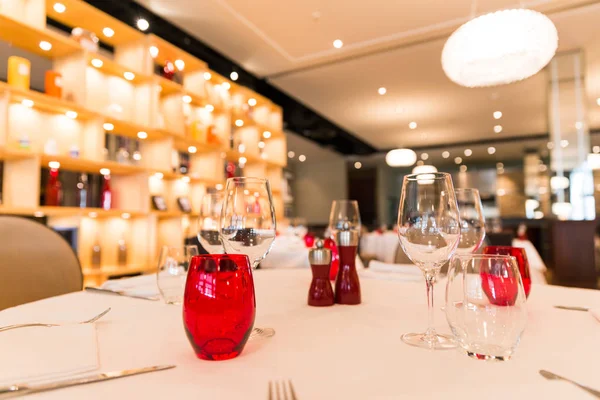 背景をぼかした写真をレストランのテーブルの赤いガラス装飾 — ストック写真