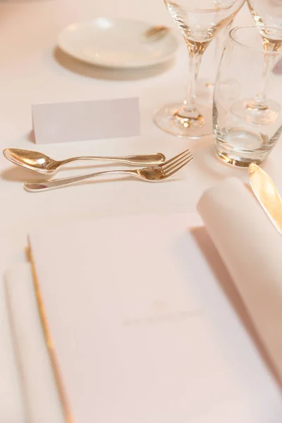 Etiqueta Nombre Blanco Mesa Celebración Boda Con Cubiertos — Foto de Stock