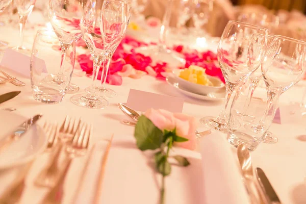 Etiqueta Nombre Blanco Mesa Cena Boda Florida Con Cubiertos — Foto de Stock