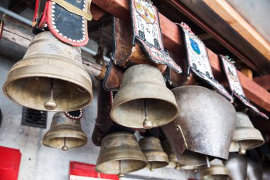 Chalet içinde süslemeleri asılı İsviçre inekleri çan