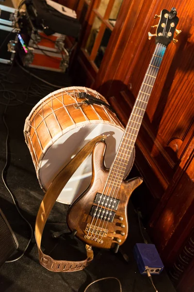 Genuine Goat Skin Metal Drum Wood Guitar — Stock Photo, Image