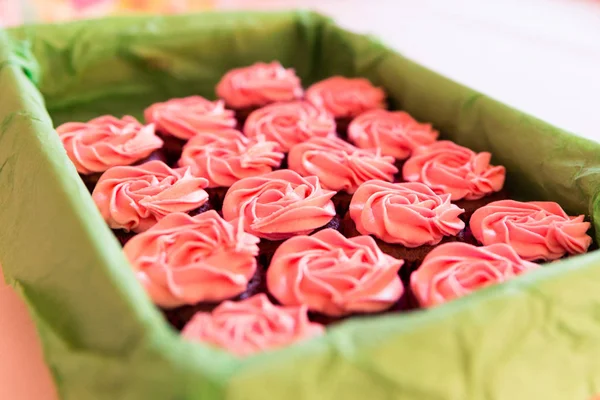 Różowy Cukier Powlekane Cup Cakes Zielony Koszyk Niewyraźne Tło — Zdjęcie stockowe