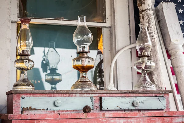 Szkło Lampy Naftowej Vintage Drewniane Komody — Zdjęcie stockowe