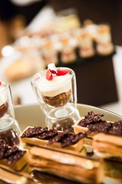 Altın ve gümüş başarısız düğün tatlılar ve köpükleri