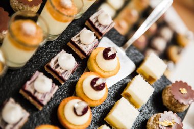 Altın ve gümüş başarısız düğün tatlılar ve köpükleri