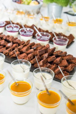 Kurumsal olay büfesi masada tatlı tatlılar