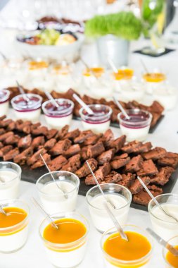 Kurumsal olay büfesi masada tatlı tatlılar
