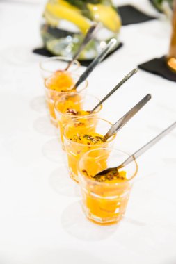 Mango Mousse beyaz masada küçük tatlı bardaklarda