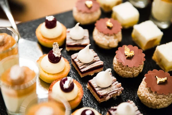 Altın ve gümüş başarısız düğün tatlılar ve köpükleri