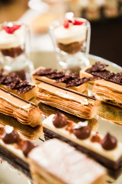 Altın ve gümüş başarısız düğün tatlılar ve köpükleri