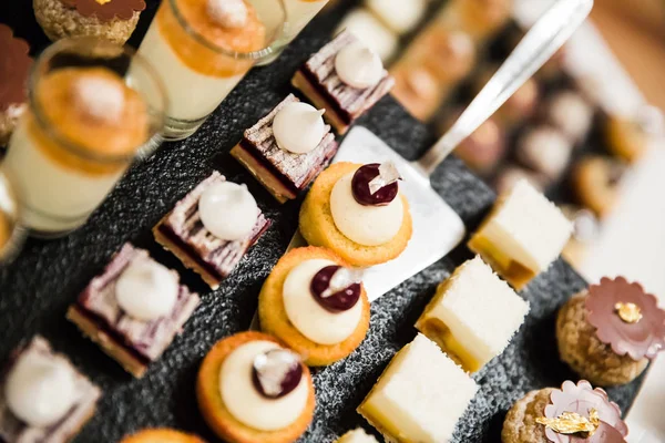 Altın ve gümüş başarısız düğün tatlılar ve köpükleri